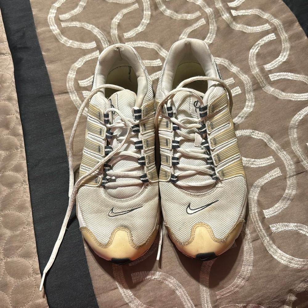 Nike men’s shox’s size 10.